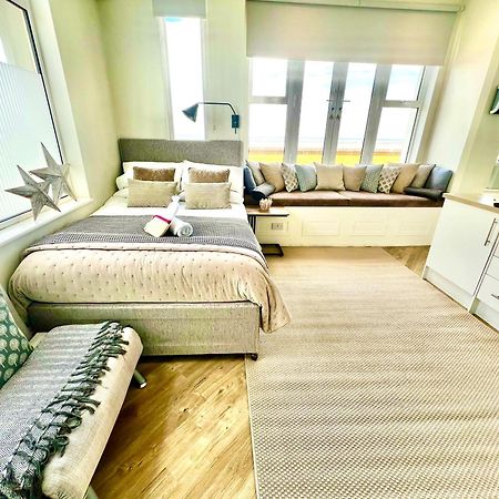 Beachfront Compact Coastal Crib, Direct Sea Views & Air Conditioning Littlestone-on-Sea Exteriör bild