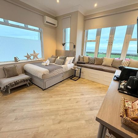 Beachfront Compact Coastal Crib, Direct Sea Views & Air Conditioning Littlestone-on-Sea Exteriör bild