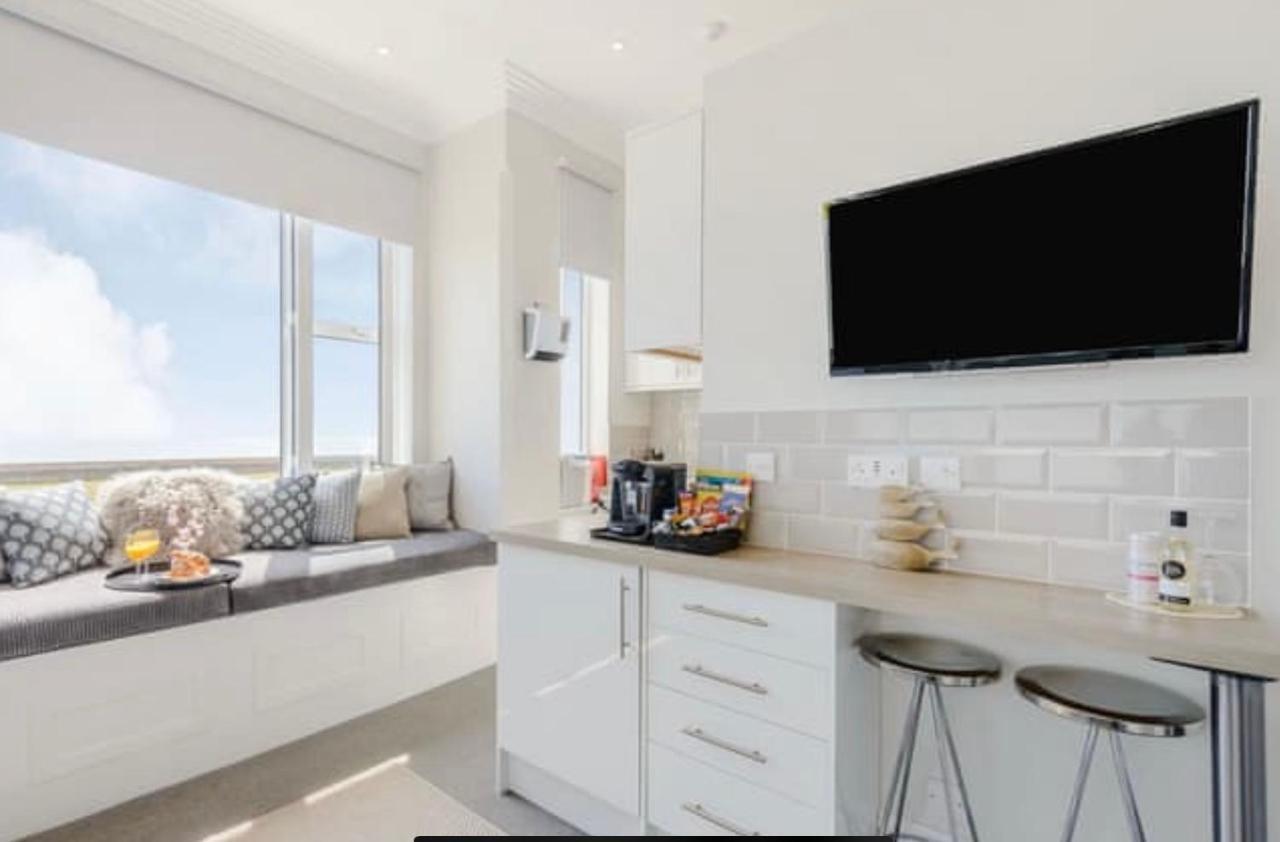 Beachfront Compact Coastal Crib, Direct Sea Views & Air Conditioning Littlestone-on-Sea Exteriör bild