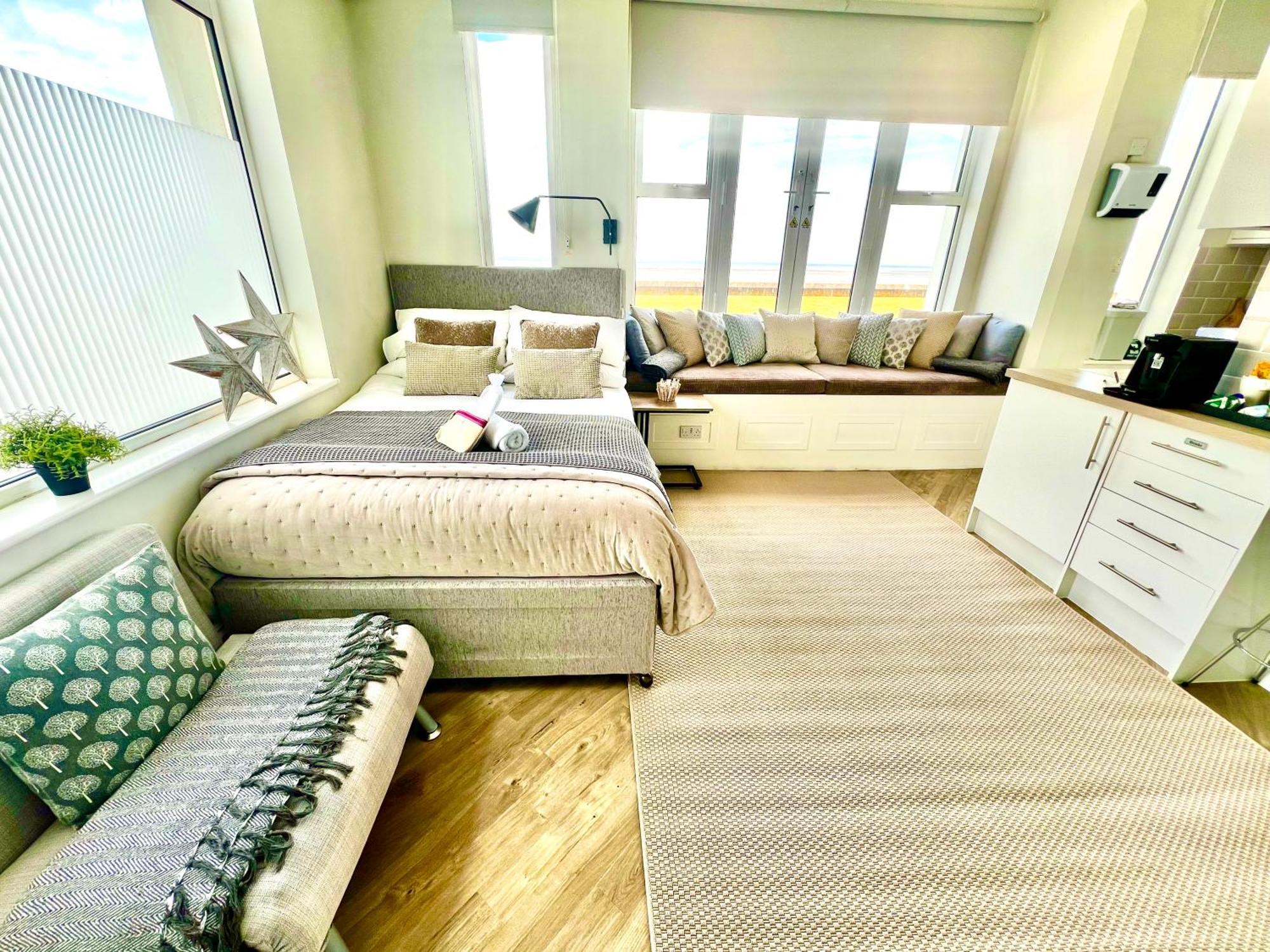 Beachfront Compact Coastal Crib, Direct Sea Views & Air Conditioning Littlestone-on-Sea Exteriör bild